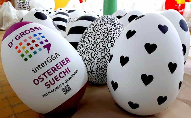 Œufs de Pâques 2 Kolorowe, ozdobne jajka wielkanocne, w tym jedno z napisem