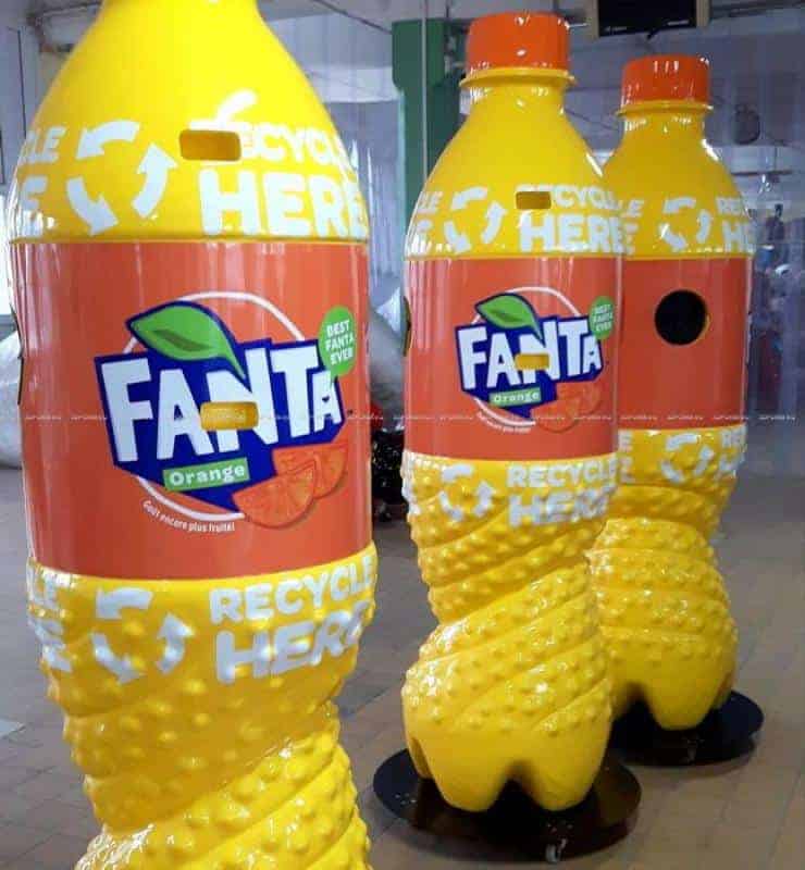 Bouteilles promotionnelles FANTA 4 Trzy duże pojemniki do recyklingu w kształcie butelek Fanta Orange.