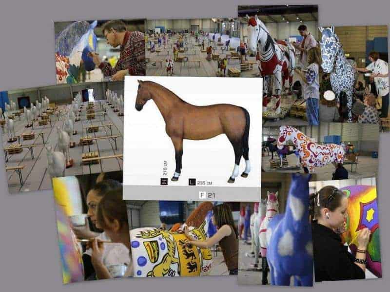 Figure publicitaire pour Neckermann. 3 Ludzie malujący figurki koni w hali.