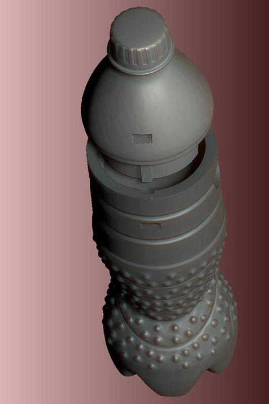 Bouteilles promotionnelles FANTA 3 Srebrna, falista butelka z małymi, wypukłymi wypustkami na dolnej części, na jednolitym tle gradientowym.