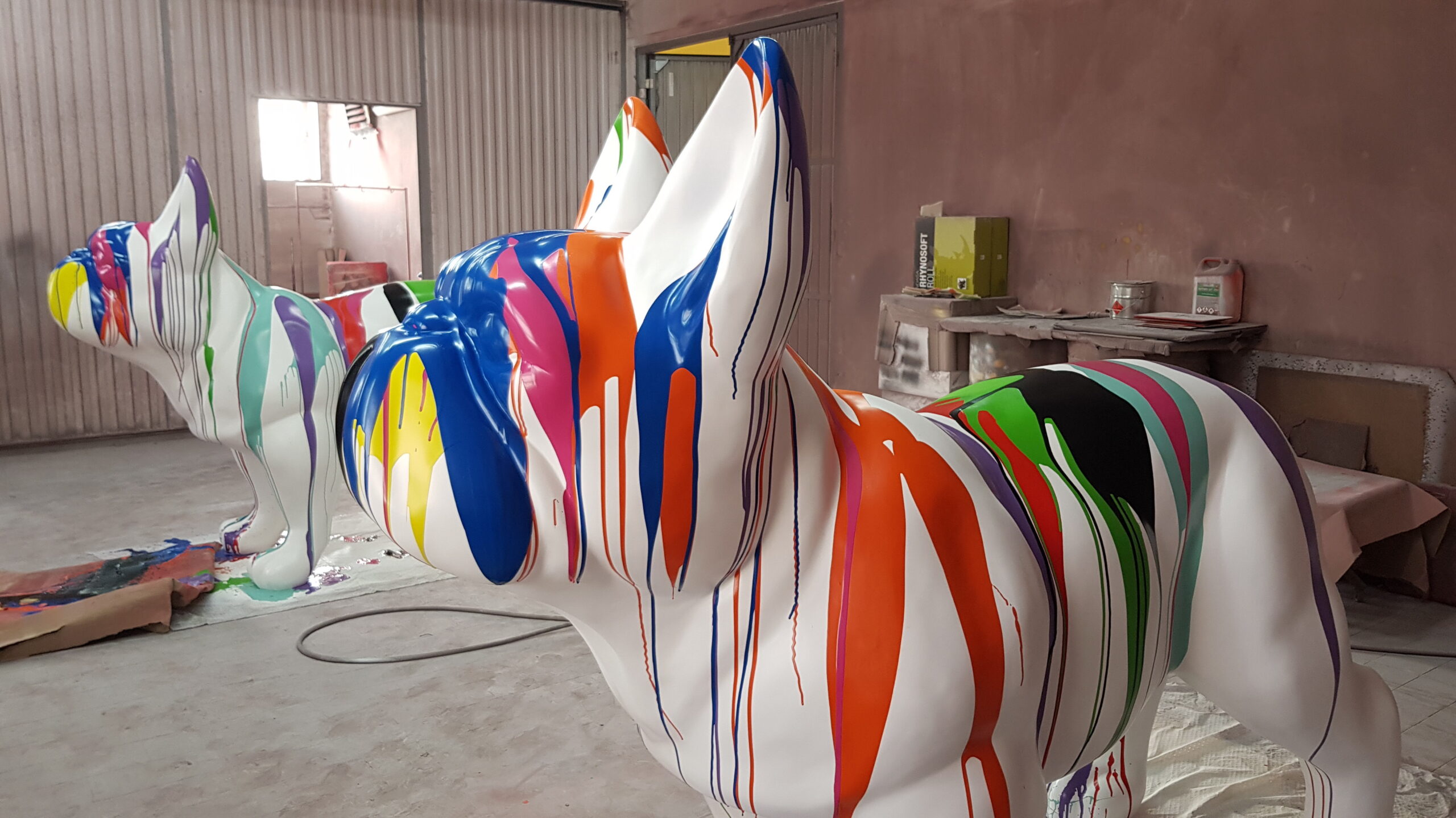 Un gros chiot bulldog - version multicolore. 3 Duży szczeniak pies bulldog - wersja multikolor