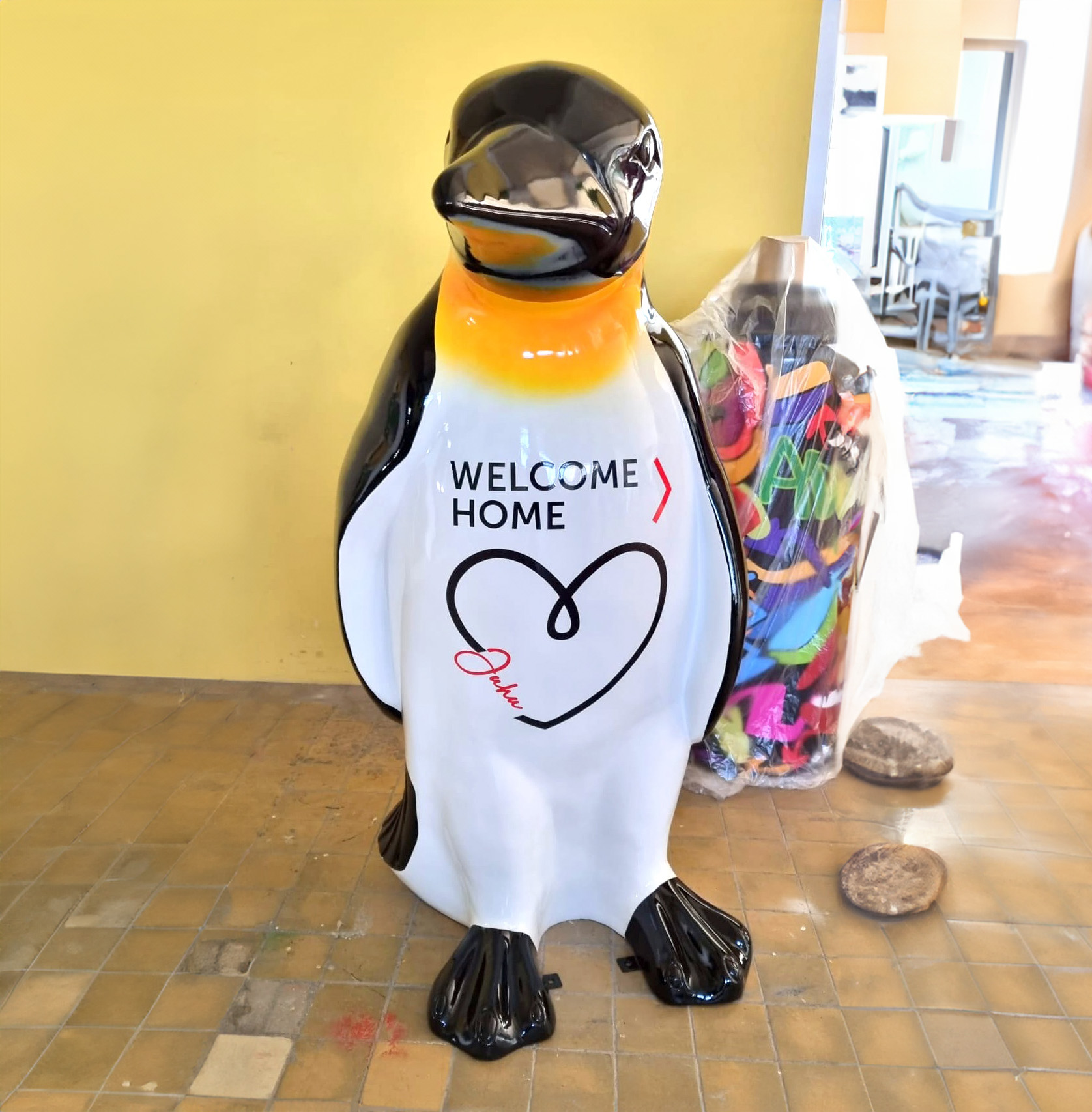 Grande figurine décorative de pingouin en stratifié 1 Wielka dekoracyjna figura pingwina z laminatu