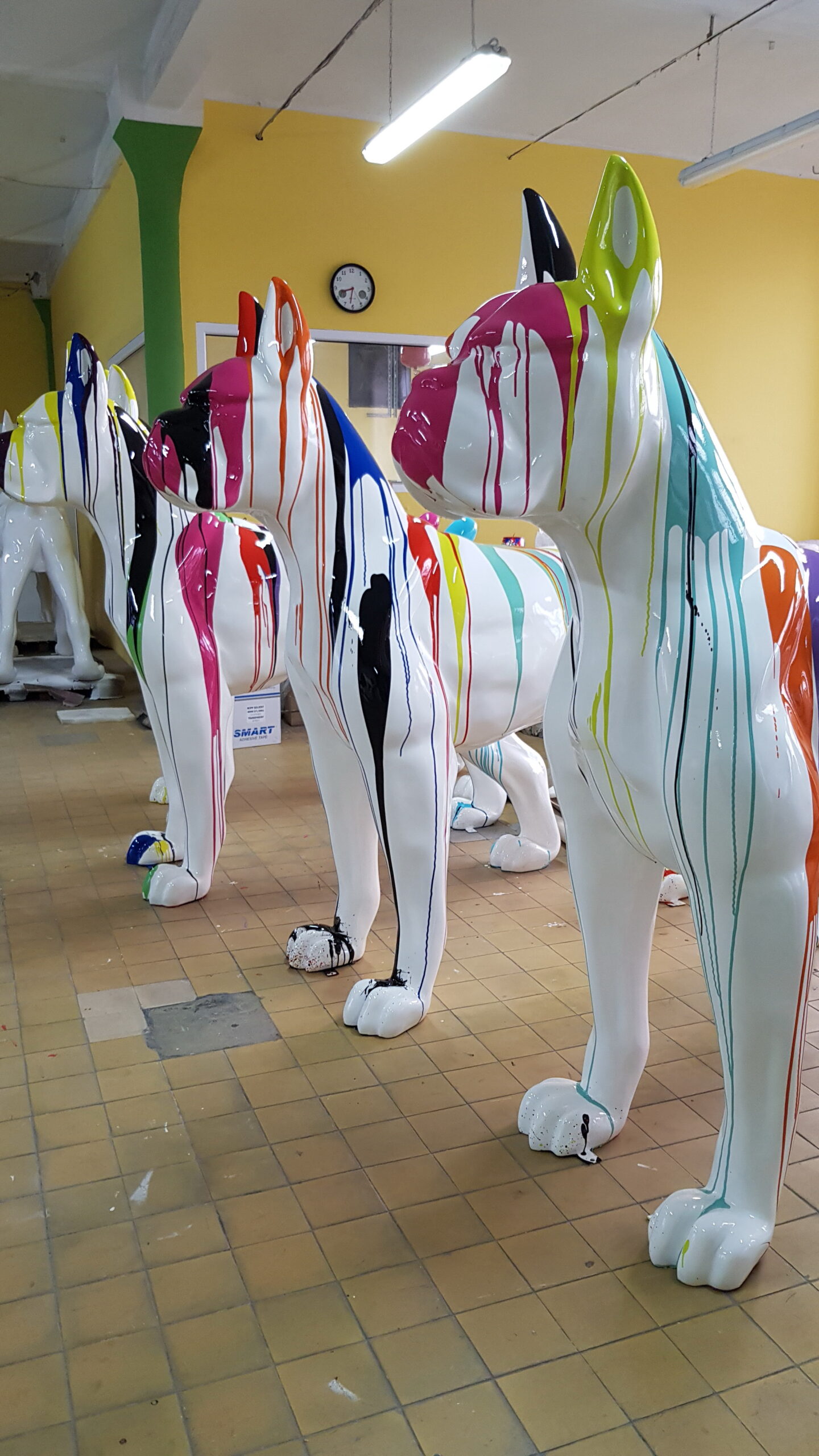 Grande figurine de chien boxer - version multicolore 3 Duża figura pies bokser - wersja multikolor