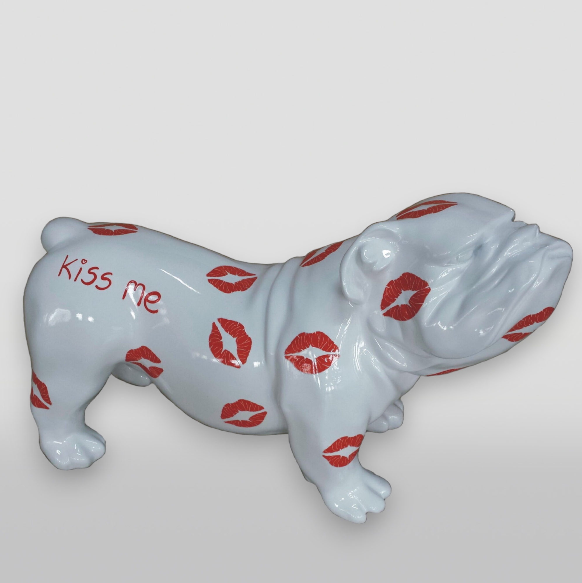 Figura dekoracyjna Pies rasy Bulldog angielski - kiss 1 Figura dekoracyjna Pies rasy Bulldog angielski - kiss