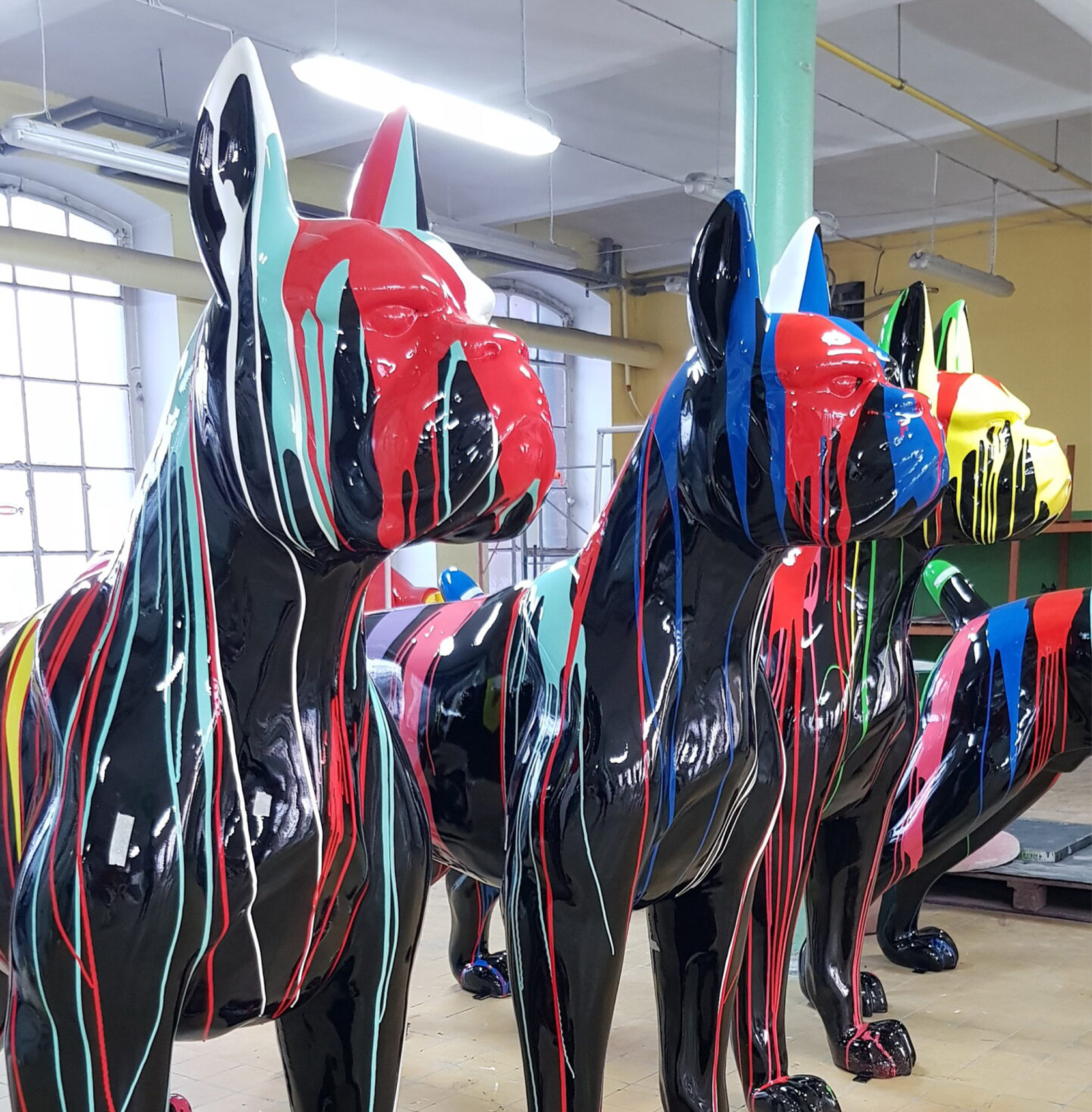 Grande figurine de chien boxer - version multicolore 1 Duża figura pies bokser - wersja multikolor