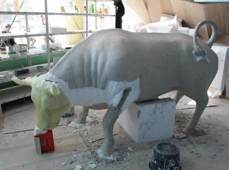 Posąg byka w trakcie renowacji w warsztacie.