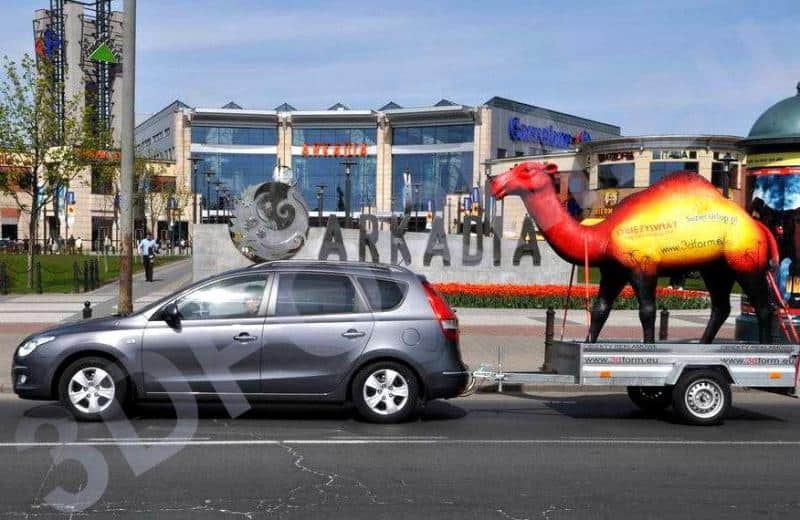 Maquette mobile de chameau 3 Samochód ciągnący przyczepę z wielbłądem przed centrum handlowym Arkadia w Warszawie.