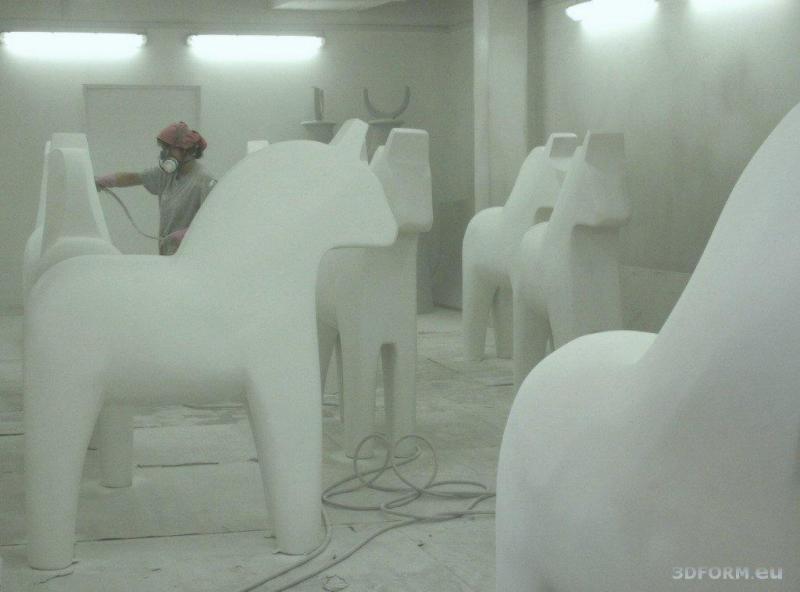 Chevaux de Dalécarlie artistiquement peints 3 Osoba malująca duże figury koni w warsztacie.