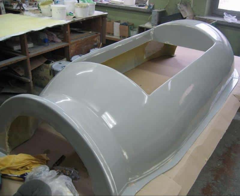 Dispositif de réfrigération publicitaire Actimel 2 Formy do odlewu, stolik z narzędziami i pojemniki w pracowni.