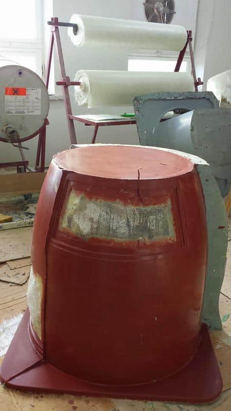 DANONE - dispositifs de réfrigération publicitaires 2 Cylindryczne czerwone formy i materiały w warsztacie z rolkami folii.