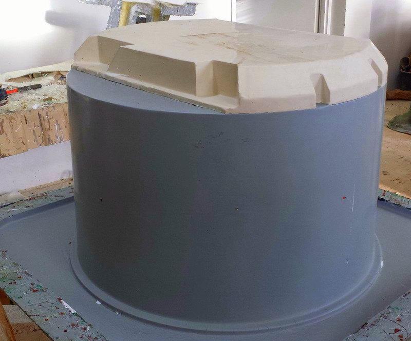 DANONE - dispositifs de réfrigération publicitaires 3 Szary pojemnik z białą pokrywą na stole warsztatowym.