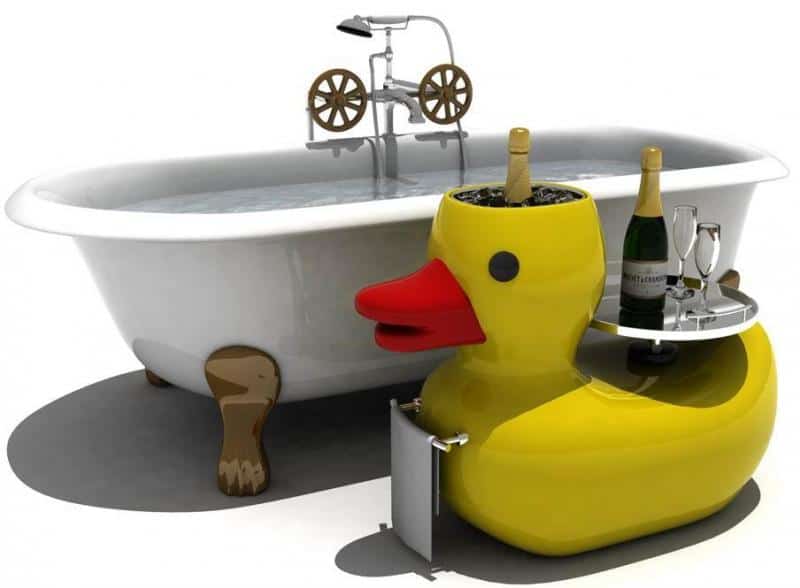Attractions du festival 2 Wanna na nóżkach obok żółtej kaczki jako chłodziarki do szampana i stolika bufetowego.
