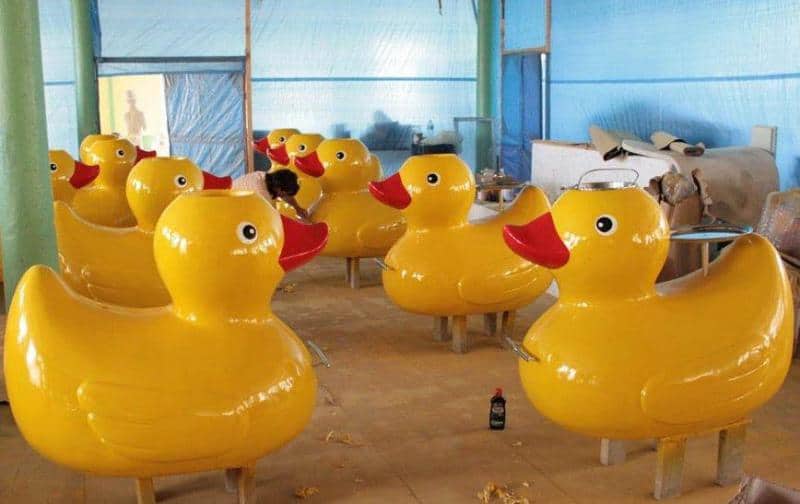 Attractions du festival 4 Duże żółte gumowe kaczki produkowane w zakładzie.