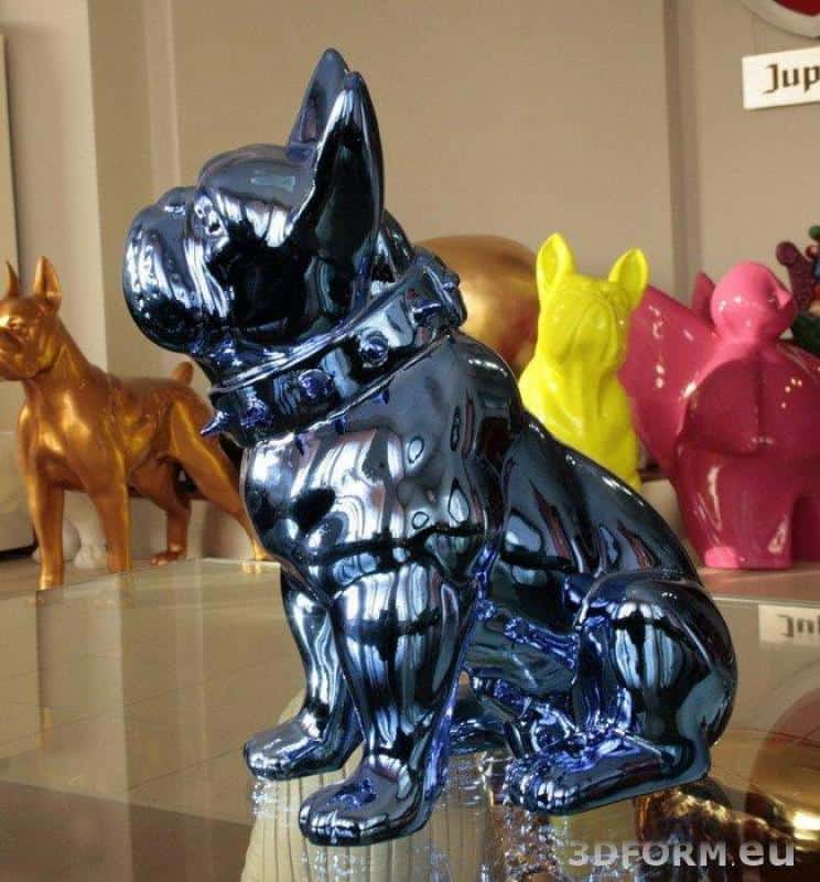 Figures métallisées, chromées 1 Błyszcząca niebieska figurka psa w galerii, w tle kolorowe figurki psów.