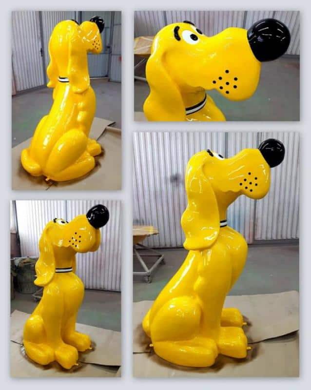 Chien publicitaire FUTTERHAUS 3 Żółta figurka kreskówkowego psa z dużym czarnym nosem i czarnymi kropkami na pysku, w czterech różnych ujęciach.