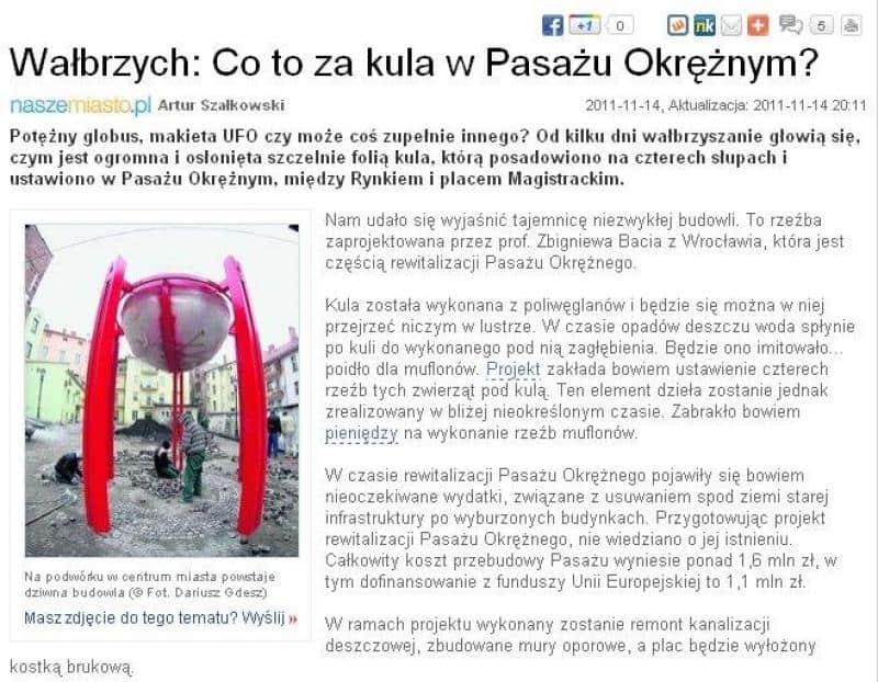 Grande Sphère dans l'Espace Urbain 1 Gazeta informacyjna o kuli w Pasażu Okrężnym w Wałbrzychu z fotografią instalacji artystycznej w postaci kuli na czterech czerwonych słupach.