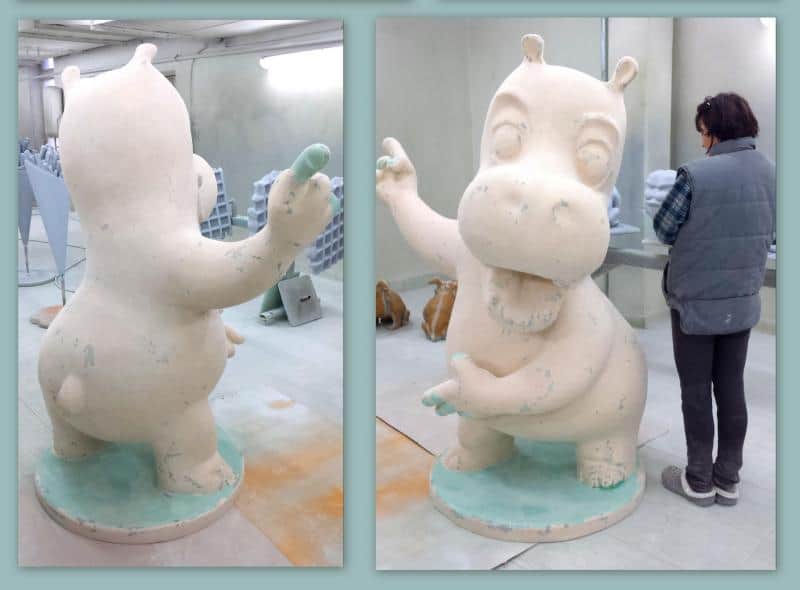 Hippopotame Publicitaire 3 Rzeźba hipopotama w pracowni, obok stoi osoba.