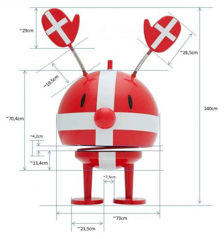 Figurine publicitaire Hoptimist 3 Czerwony model figurki z białymi pasami i wymiarami, inspirowany flagą Danii, z dwiema antenami zakończonymi owalnymi flagami.