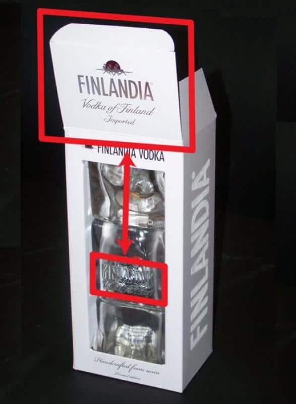 Emballage promotionnel Finlandia 4 Białe opakowanie Finlandia Vodka z przezroczystym okienkiem i szklanką wewnątrz.
