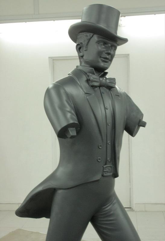 Grandes Figures Johnnie Walker 3 Rzeźba mężczyzny w kapeluszu cylindrycznym, fraku i muszce, bez obu ramion.