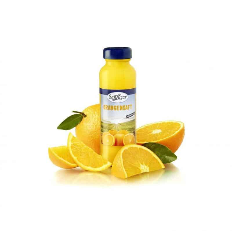 Bouteille de jus 2 Butelka soku pomarańczowego SanLucar otoczona kawałkami pomarańczy.