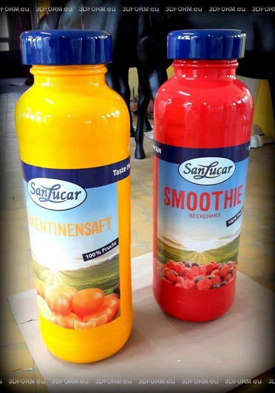 Bouteille de jus 4 Dwa plastikowe dzbanki z napojami SanLucar: pomarańczowy sok i czerwony smoothie berries.