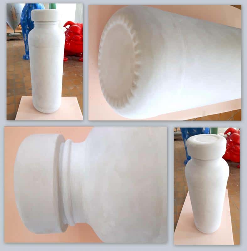 Bouteille de jus 1 Duża butelka w jasnym kolorze, przedstawiona w czterech różnych perspektywach.