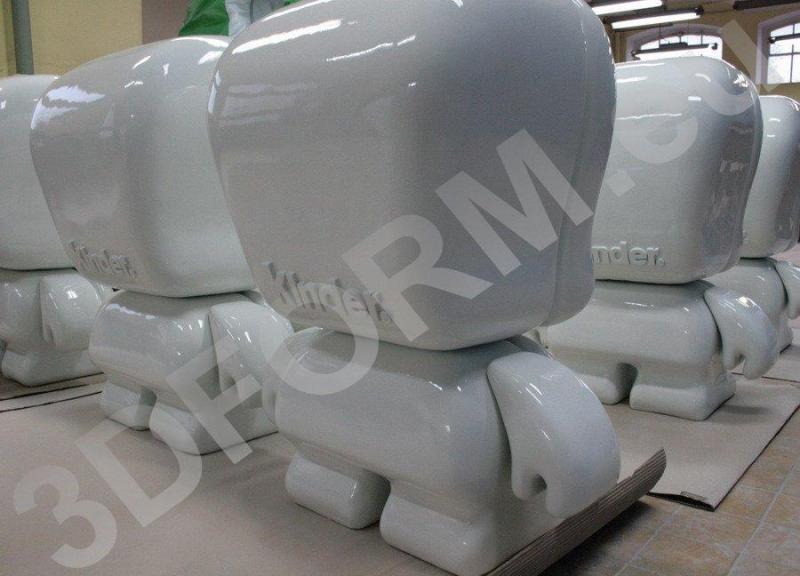 Białe figurki z dużymi głowami i napisem 