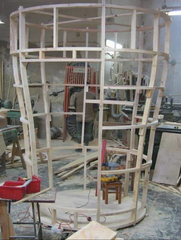 Publicité mobile - grande tasse KNORR 3 Konstrukcja drewniana w warsztacie stolarskim. W tle stolarz przy pile.