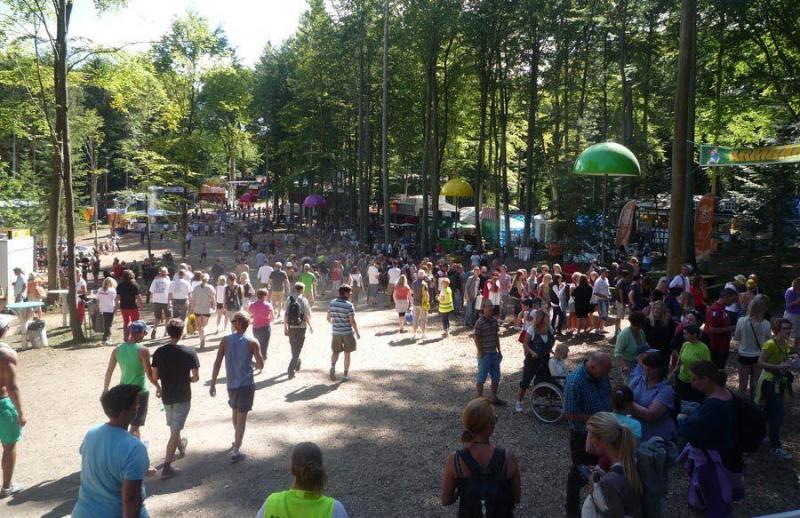 Lampes de festival 4 Ludzie spacerujący po lesie podczas festiwalu.