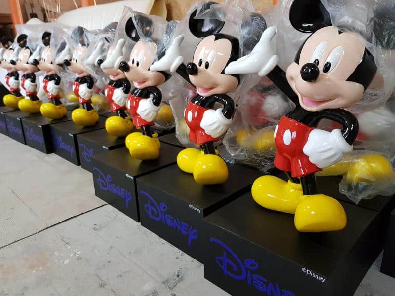 Mickey Mouse 1 Rząd figur postaci Myszki Miki ustawionych na czarnych pudełkach z logo Disney.