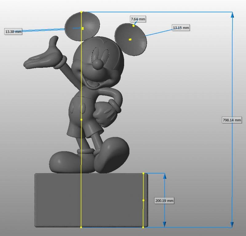 Mickey Mouse 2 Postać kreskówkowa z uniesioną ręką, stojąca na prostokątnym postumencie, z naniesionymi wymiarami.