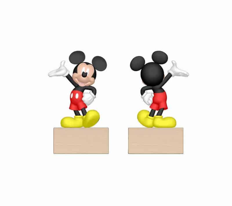 Mickey Mouse 3 Figurka Mickey Mouse, widok z przodu i z tyłu, stojąca na prostokątnej podstawie, ubrana w czerwone szorty, żółte buty i białe rękawiczki.