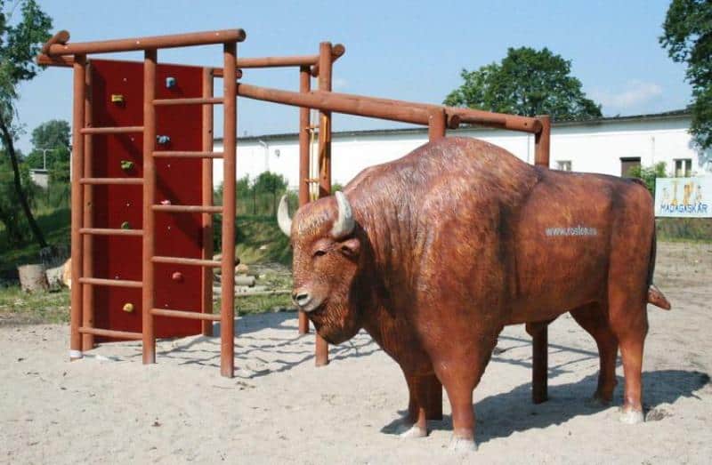 Figurines dans un parc à thème 6 Plac zabaw z dużą drewnianą konstrukcją i figurą żubra.