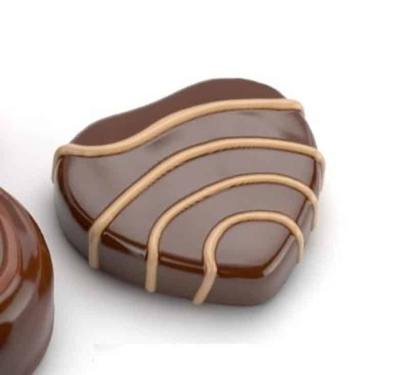 Pralines 2 Czekoladka w kształcie serca z jasnymi paskami.