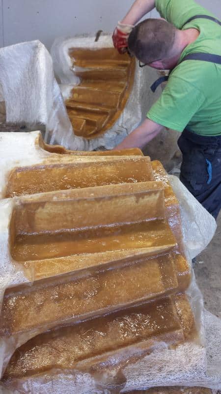 Frites Publicitaires REMIA 3 Mężczyzna pracujący przy formie wypełnionej włóknem szklanym.