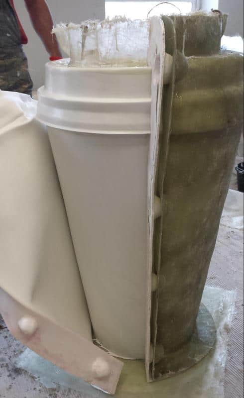 Tasse SO!COFFEE 4 Proces formowania włókna szklanego na cylindrycznym kształcie, pochyłe naczynie z żywicą.