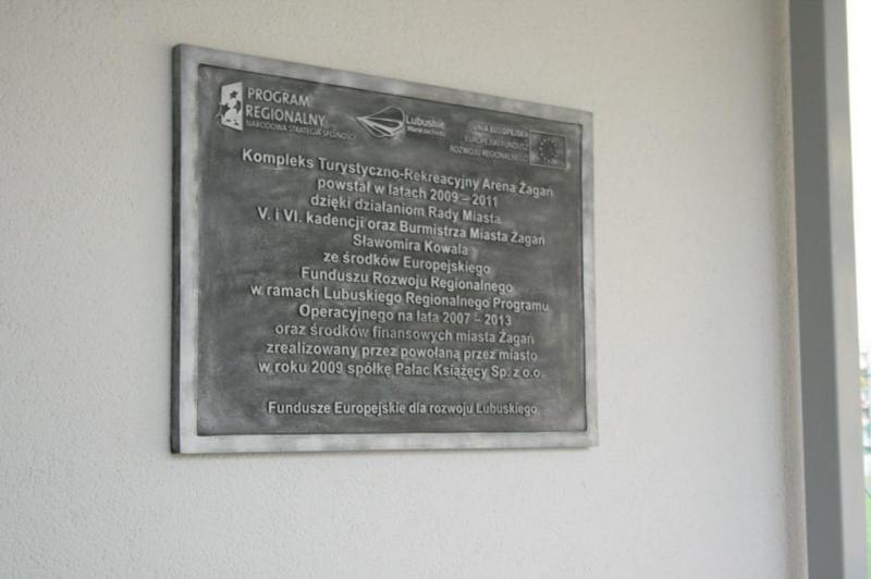 Panneau d'information décoratif 2 Tablica informacyjna o budowie Kompleksu Turystyczno-Rekreacyjnego Arena Żagań, powstałego w latach 2009-2011 dzięki środkom z Europejskiego Funduszu Rozwoju Regionalnego w ramach Lubuskiego Regionalnego Programu Operacyjnego.