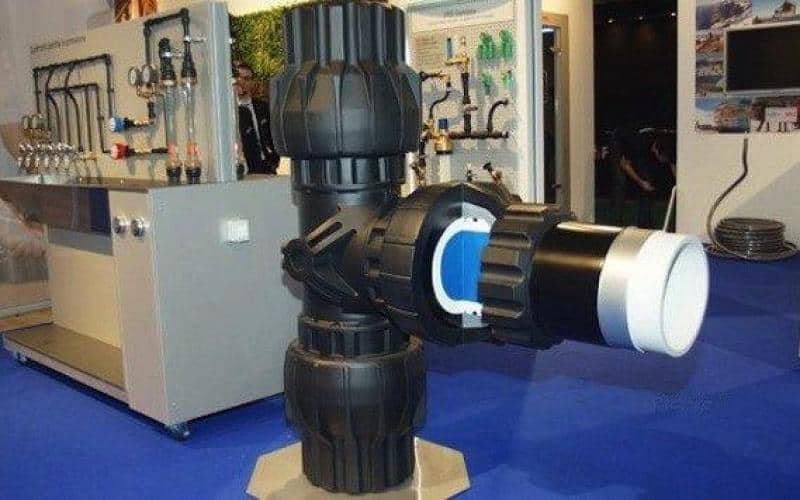 Té - Raccord de Tuyauterie 1 Wystawa z dużą armaturą wodociągową w pomieszczeniu targowym.