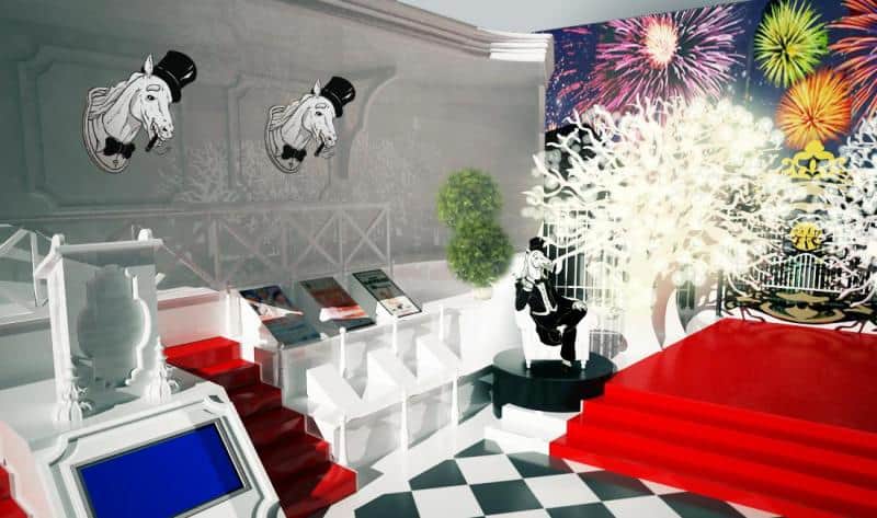 TVP2 - Éléments de Décor 4 Kolorowe wnętrze z biało-czarną podłogą w szachownicę, czerwonymi schodami, dekoracjami w kształcie koni i drzew, oraz postacią w cylindrze siedzącą na fotelu.