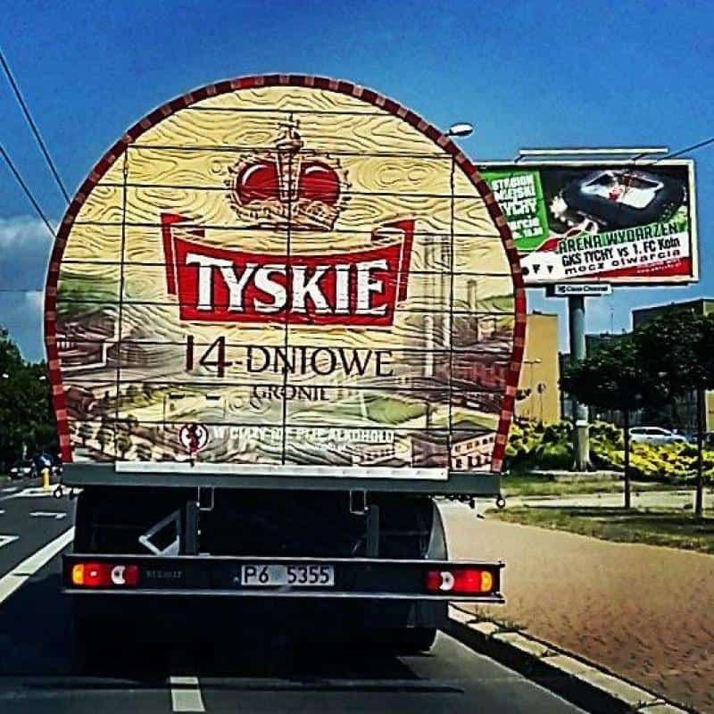 Ciężarówka z logo Tyskie na 14-dniowe piwo na ulicy.