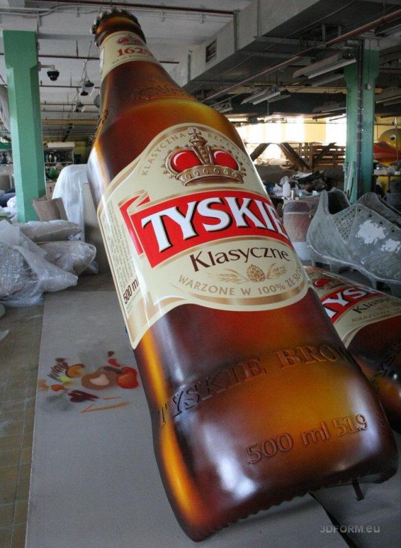 Nadmuchiwany model butelki piwa Tyskie Klasyczne w magazynie.