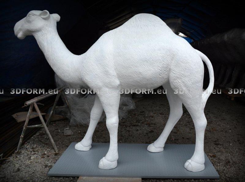 Caravane de Chameaux 1 Biały model wielbłąda jednogarbnego na szarej podstawie.