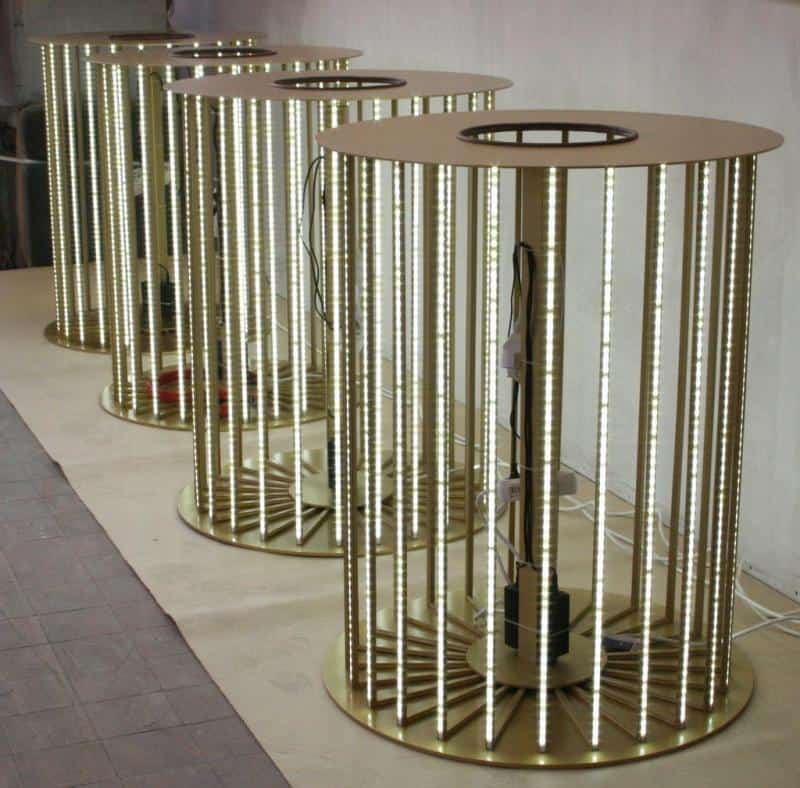 Boules de Noël éclairées 2 Kolumny oświetleniowe LED z metalowymi elementami w kształcie walców, ustawione w szeregu.