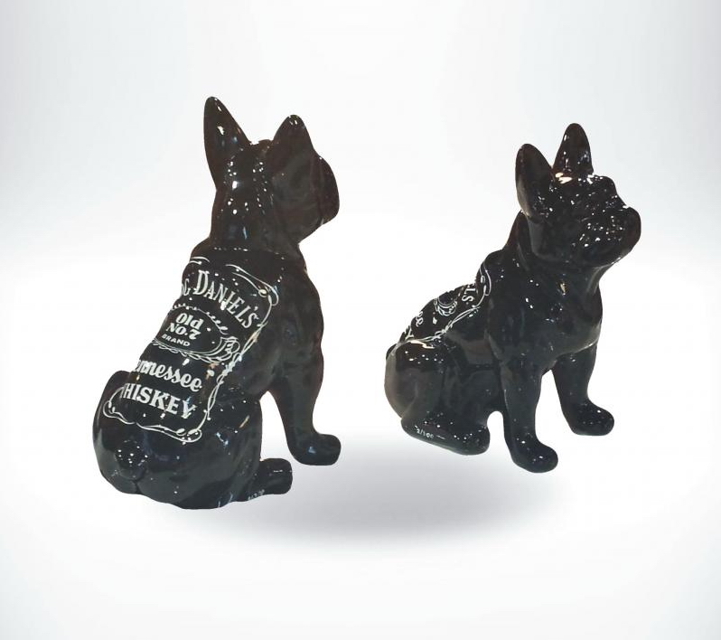 Chien bouledogue assis de taille moyenne 6 średniej wielkości siedzący pies bulldog