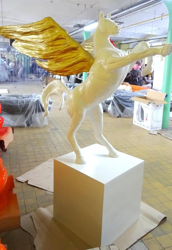 Figura dekoracyjna duży pegaz na podstawie 4 Figura dekoracyjna duży pegaz na podstawie