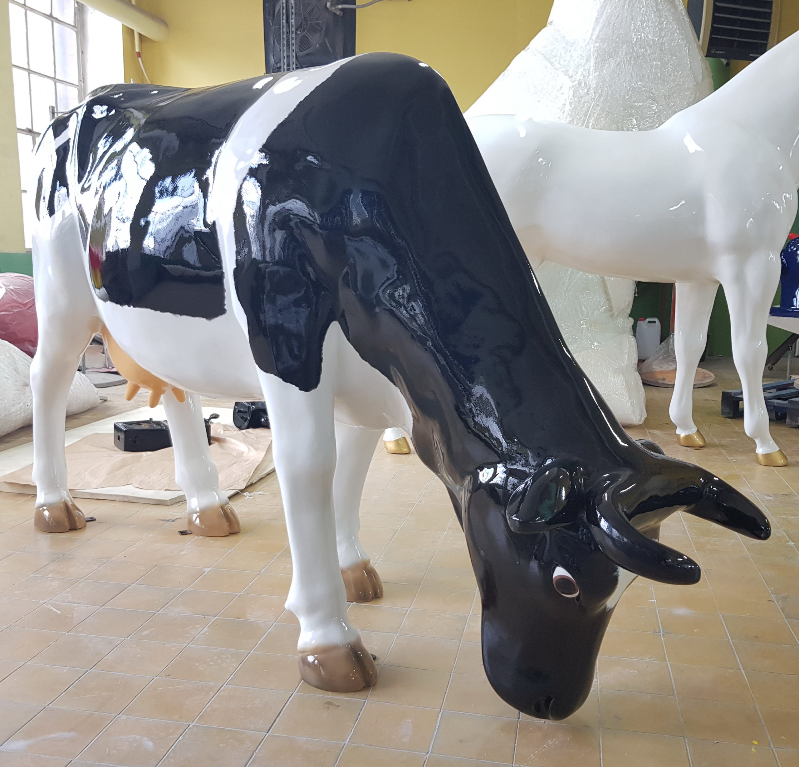 Duża figura krowa z głową w dół - wersja jednokolorowa. 2 Duża figura krowy z głowa w dół - wersja jednokolorowa.