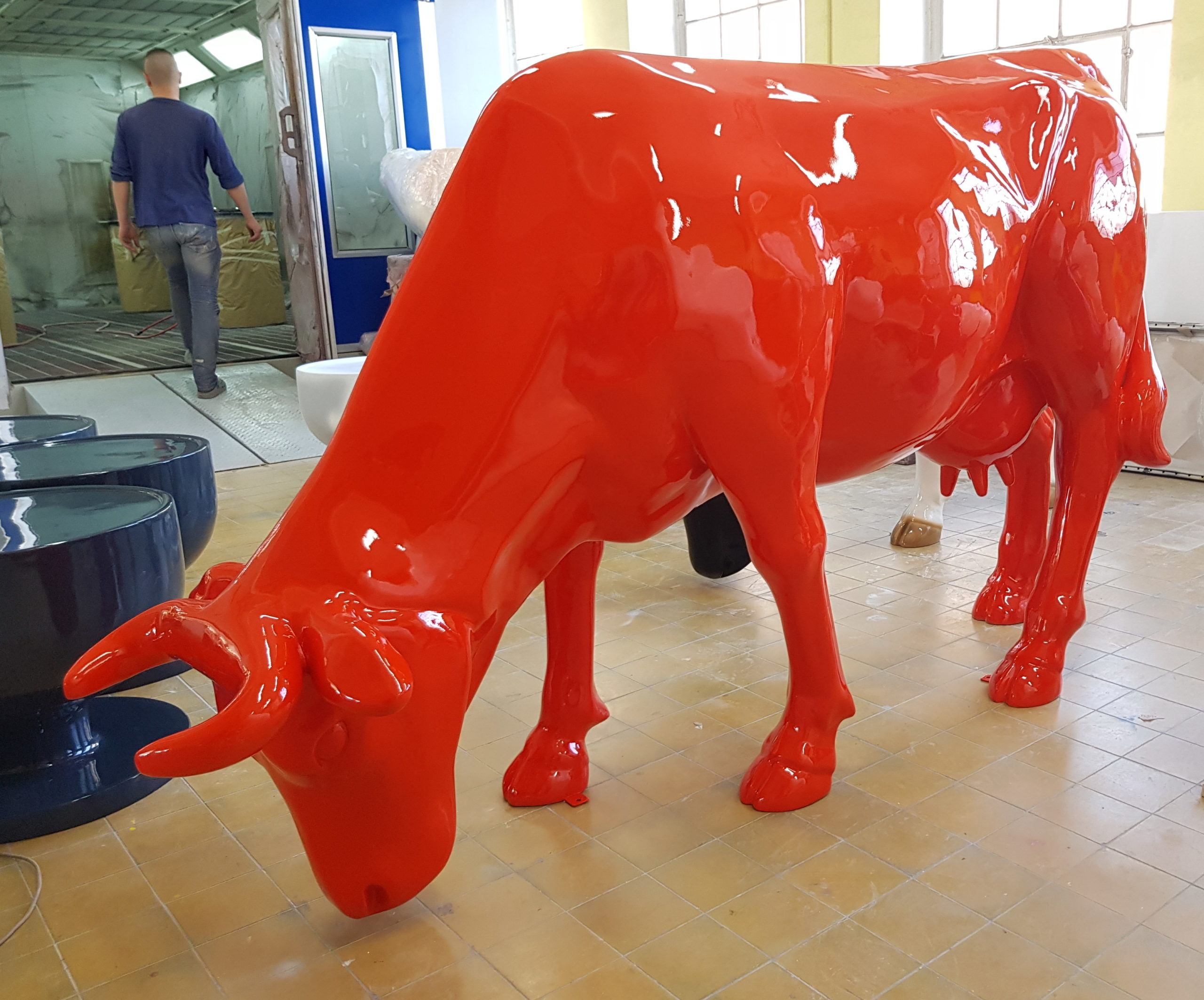 Duża figura krowa z głową w dół - wersja jednokolorowa. 1 Duża figura krowy z głowa w dół - wersja jednokolorowa.