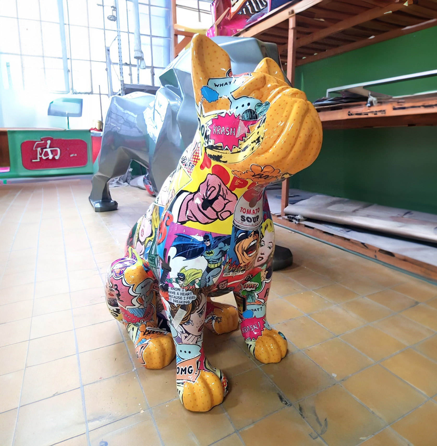 Chien bouledogue assis de taille moyenne 2 średniej wielkości siedzący pies bulldog