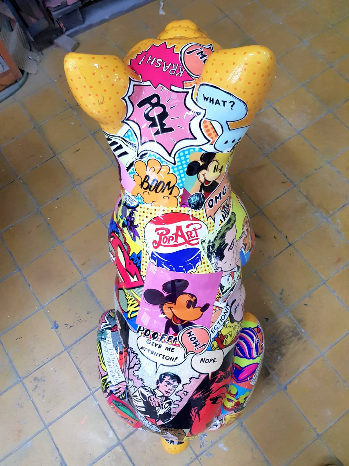 Chien bouledogue assis de taille moyenne 3 średniej wielkości siedzący pies bulldog